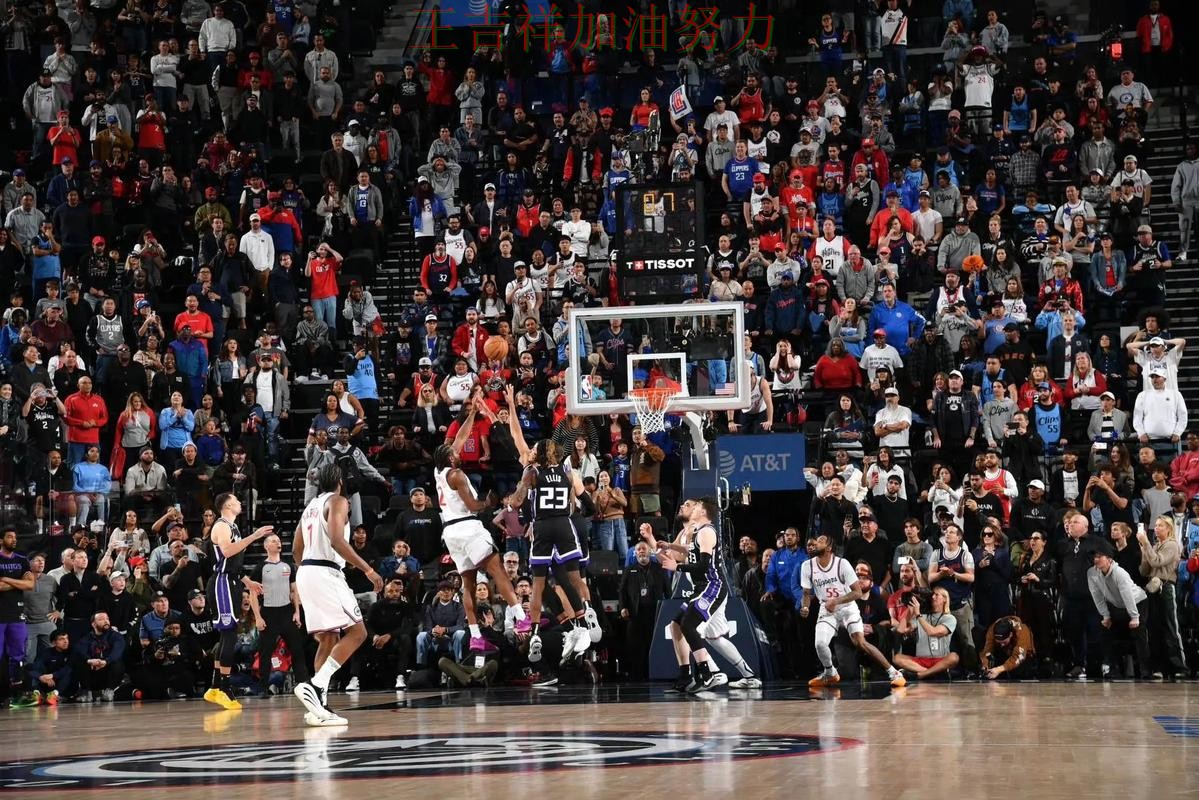 快船在羽毛球公开赛中绝杀取胜点燃全场气氛 引发球迷持续关注 快船在羽毛球公开赛中绝杀取胜点燃全场气氛 引发球迷持续关注